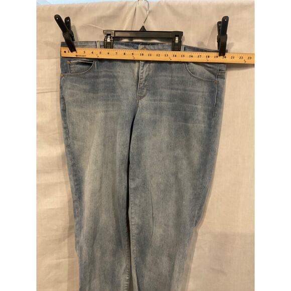 Gloria Vanderbilt 18W Jeans, Light Blue, Embellished Back Pockets - Picture 3 of 5